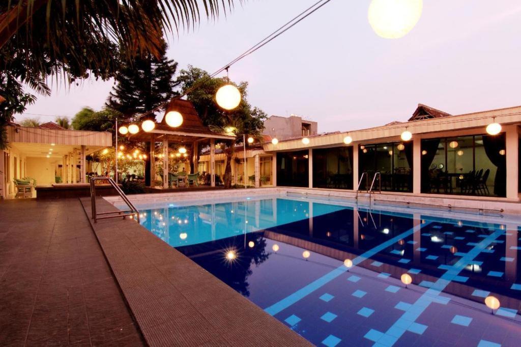 Hotel Grand Rosela Yogyakarta Exterior photo